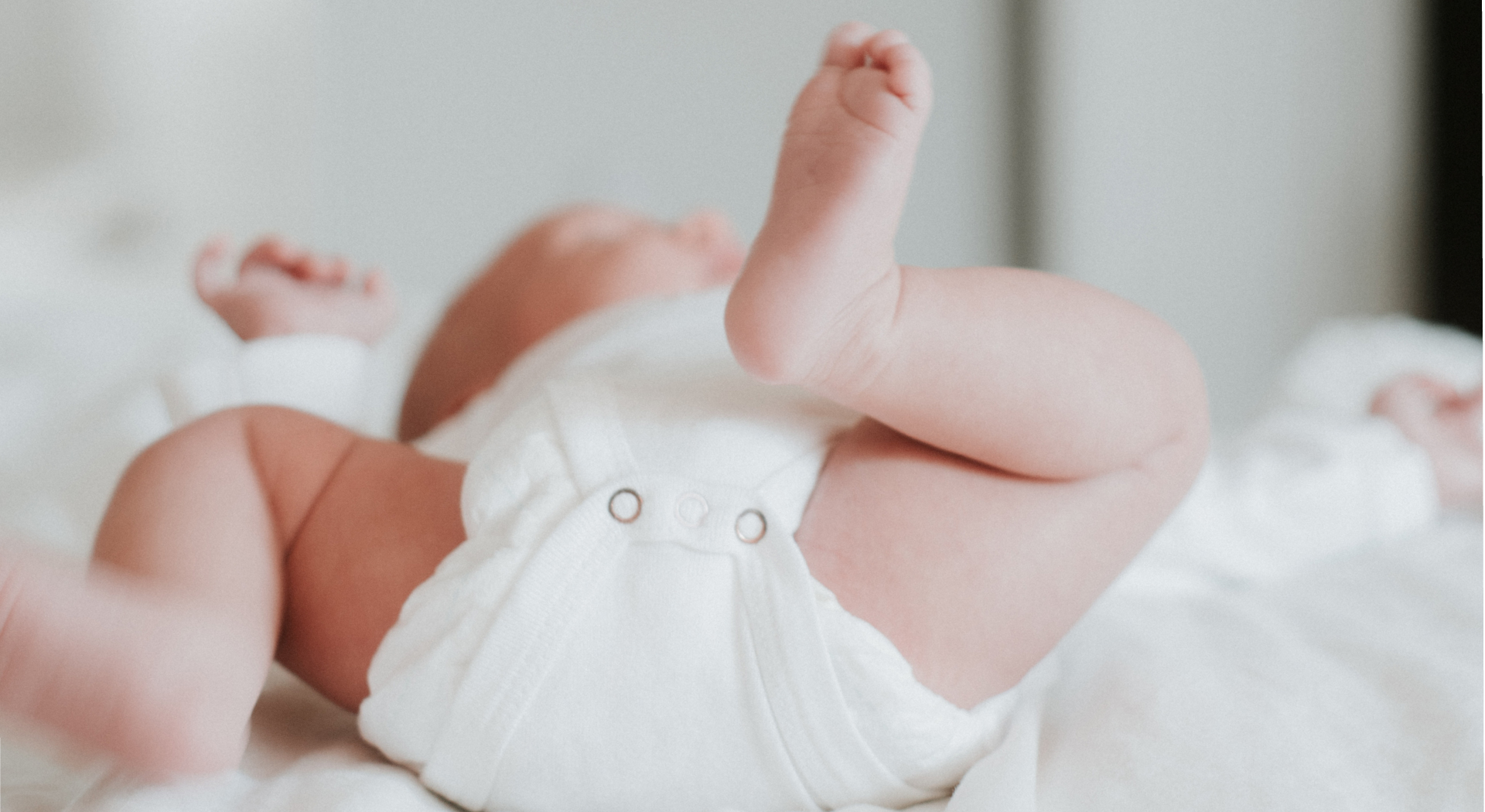 Газики у новорождённого: как справиться и помочь ребёнку