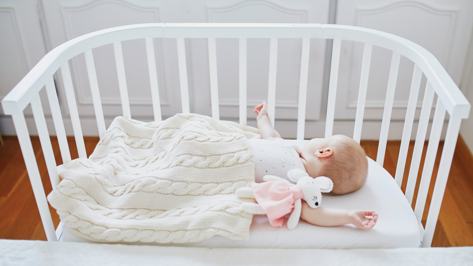 Новорожденный не хочет спать в кроватке - как ему помочь?