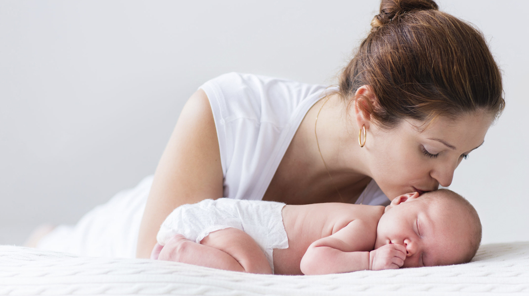 Первые дни дома мамы с новорожденным: как подготовиться и что потребуется